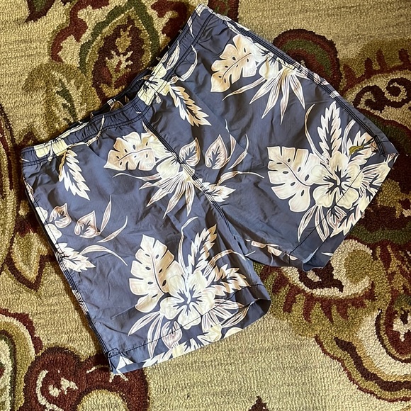 TOMMY BAHAMA Size Large Swim Trunks Hawaiian Hibiscus Flower PalmLeaf  Suble Hue - Picture 1 of 16